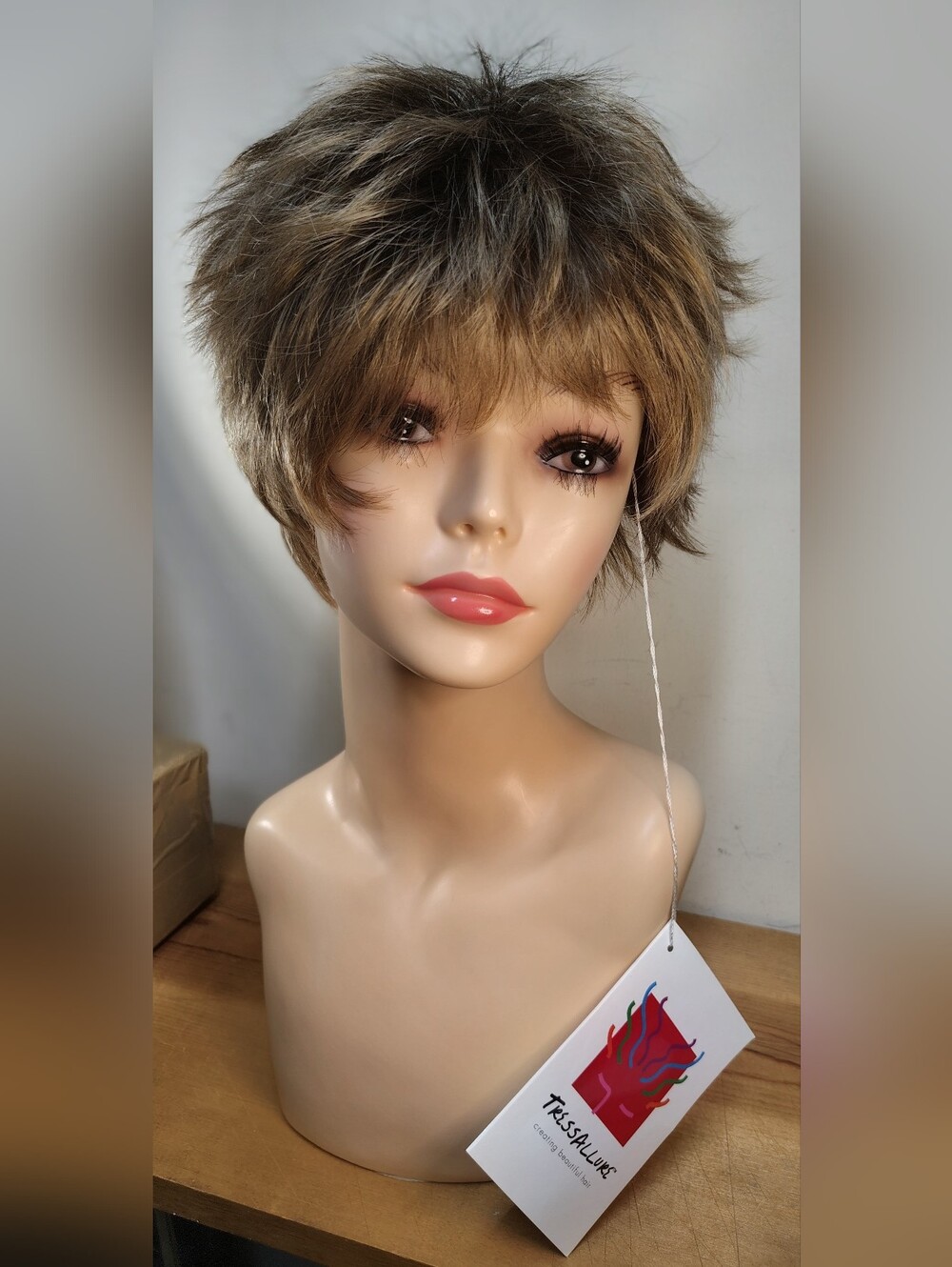 TressAllure Razor Cut Shag Wig Buttered Toast 24/18T Heat Friendly NIB NWT Merci
